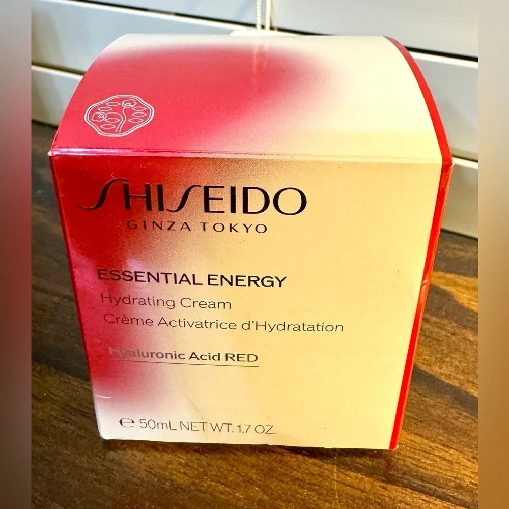 Shiseido Essential Energy Hydrating Cream - Red and White